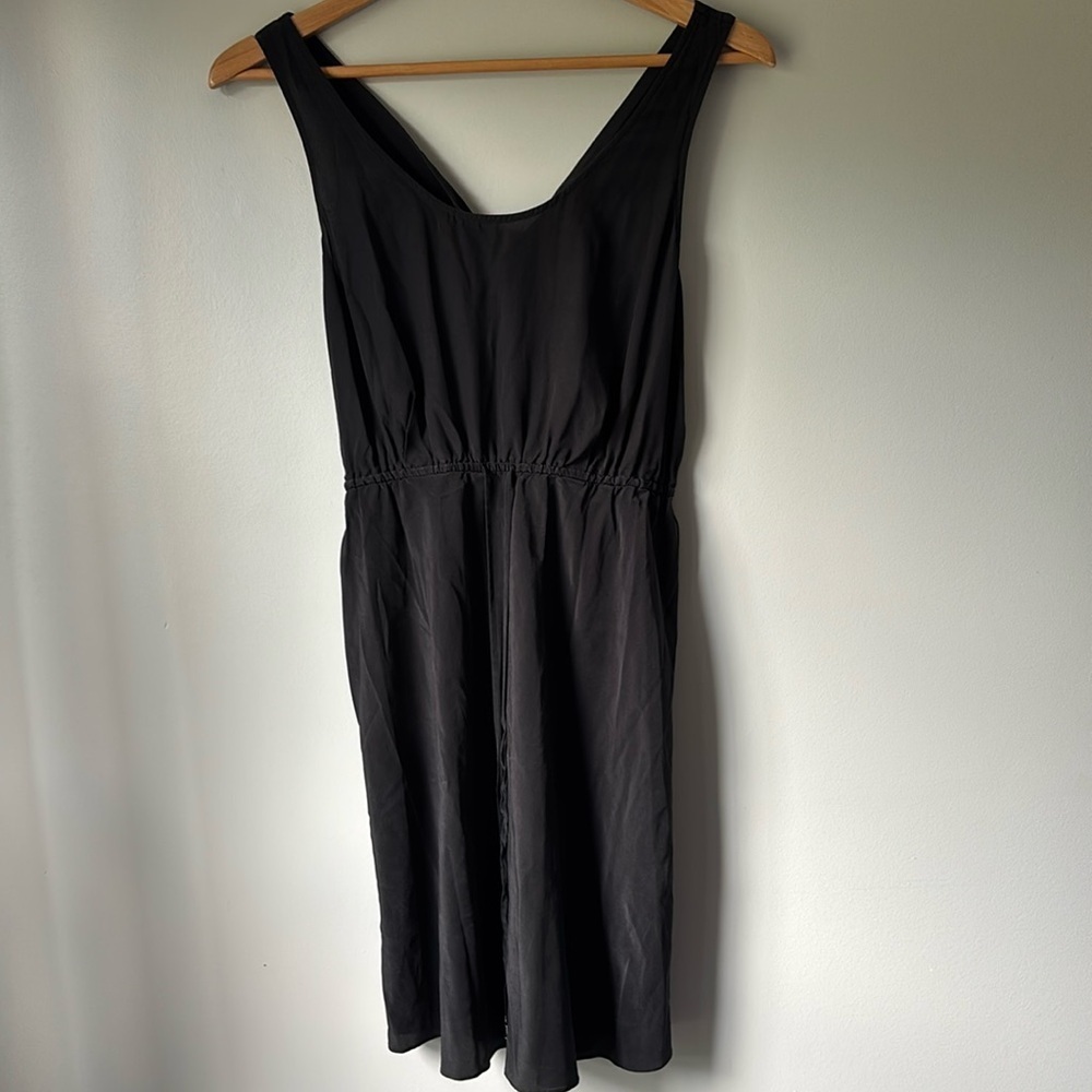 Donna Morgan Black Sleeveless V-Neck Midi Dress